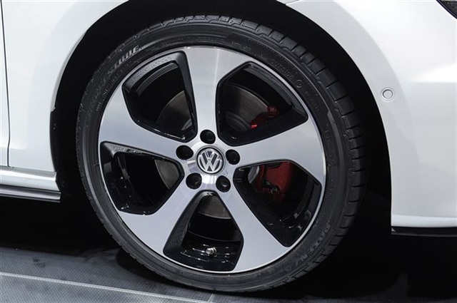 Volkswagen GTI MKVII: Paris 2012 12