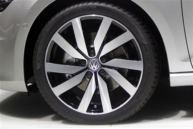 Volkswagen Golf MKVII: Paris 2012 14
