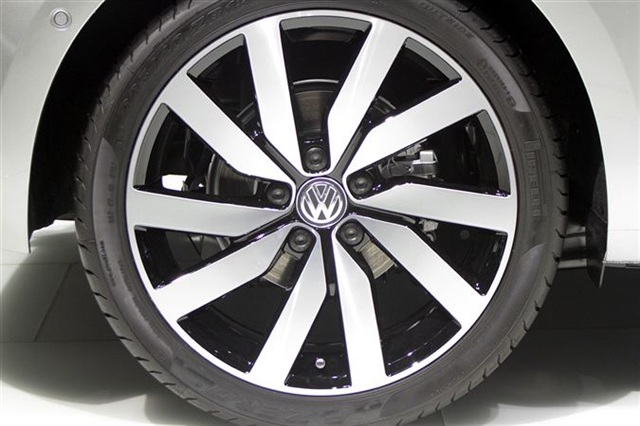 Volkswagen Golf MKVII: Paris 2012 16