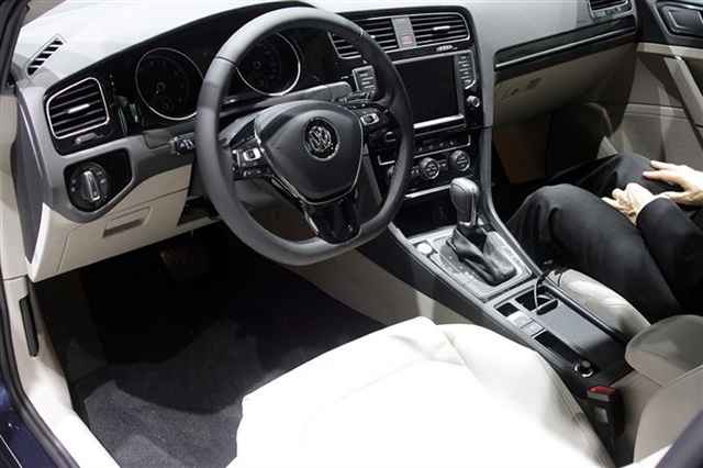Volkswagen Golf MKVII: Paris 2012 19