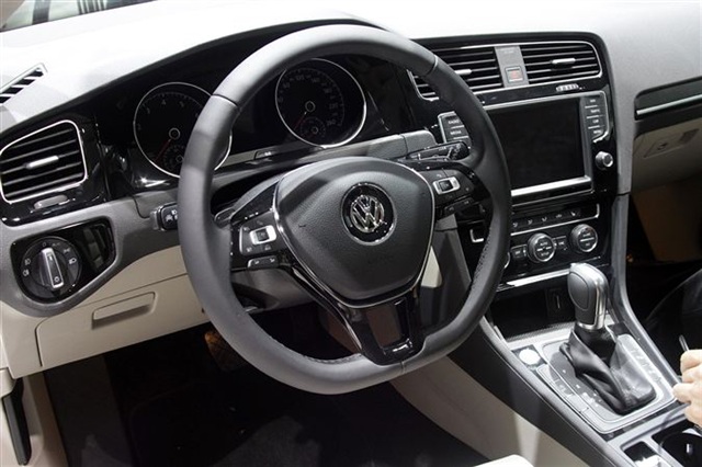 Volkswagen Golf MKVII: Paris 2012 20