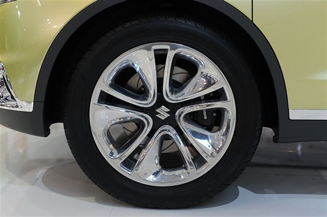 Suzuki S-Cross Concept: Paris 2012 10