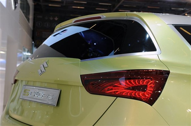 Suzuki S-Cross Concept: Paris 2012 11