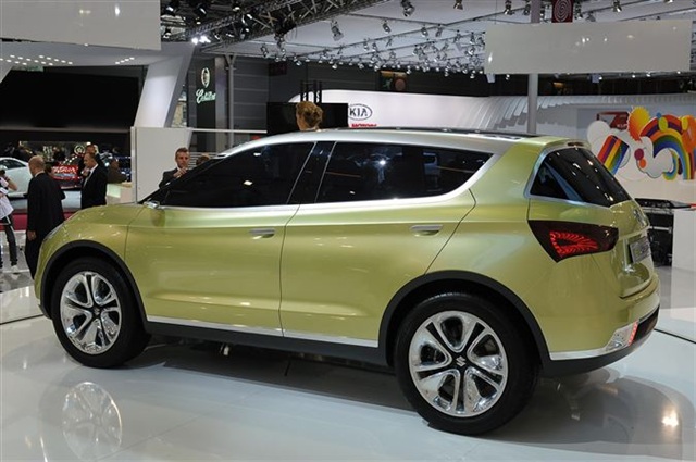 Suzuki S-Cross Concept: Paris 2012 2