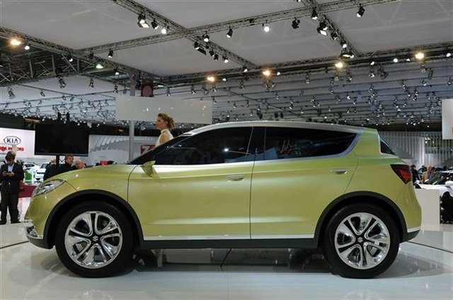 Suzuki S-Cross Concept: Paris 2012 7