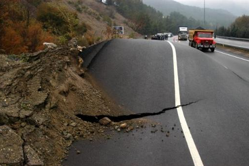 Toprak kayması bakın neler yaptı! 2