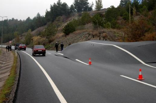 Toprak kayması bakın neler yaptı! 3