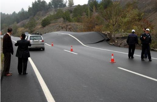 Toprak kayması bakın neler yaptı! 4