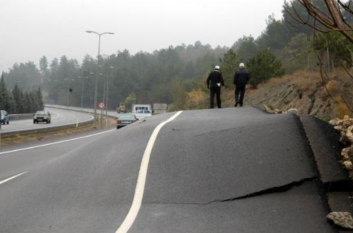 Toprak kayması bakın neler yaptı! 5