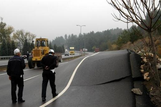 Toprak kayması bakın neler yaptı! 6