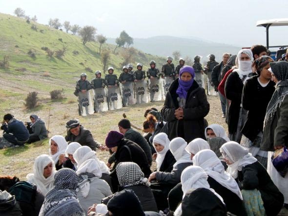 Asker öldürülen PKK'lıları böyle taşıdı 1