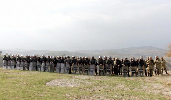 Asker öldürülen PKK'lıları böyle taşıdı 10