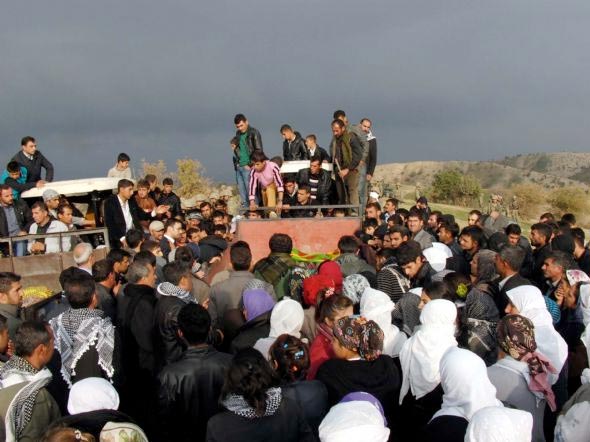 Asker öldürülen PKK'lıları böyle taşıdı 15