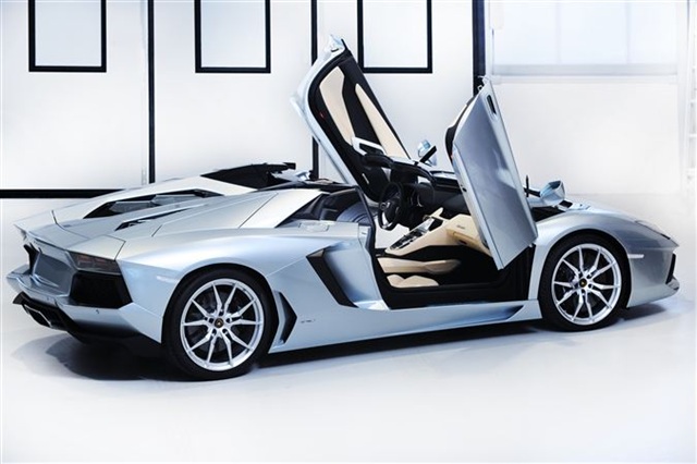 Lamborghini Yeni Aventador LP 700-4 Roadster’i Tanıttı… 3