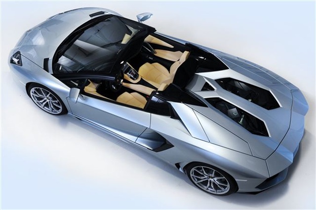 Lamborghini Yeni Aventador LP 700-4 Roadster’i Tanıttı… 5