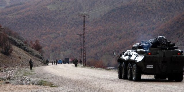 Mehmetçik, PKK'lıların sığınağını buldu ve imha etti. 6 odalı sığın 12