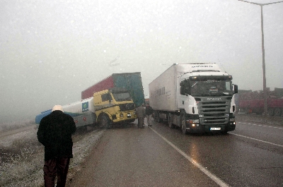 Elmadağ'da sis! 50 araç birbirine girdi 2