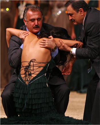 Mankenin podyumda bayıldığı an 4
