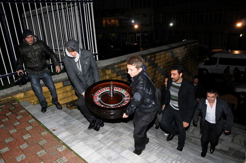 Kumarhanenin ilk müşterileri polisler oldu 1