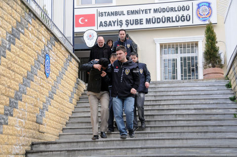 Kumarhanenin ilk müşterileri polisler oldu 4
