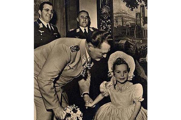 Hitler'in Noel Partisi... 33