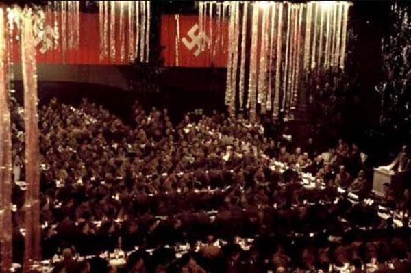 Hitler'in Noel Partisi... 7