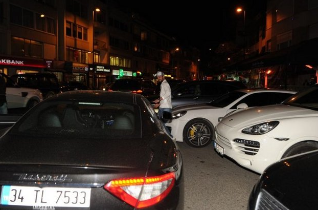 Murat Boz Otomobiline Koruma Tuttu 4