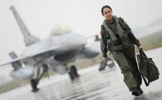 Gökyüzünün Cesur Yürekli Kadın Pilotu: Züleyha Dombay 7