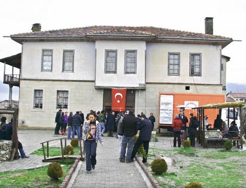 Ekranda çatışma, arkasında dostluk var 1