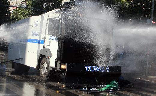 Ankara'da Taksim Gezi Parkı Protestocusu TOMA Altında Kaldı 2