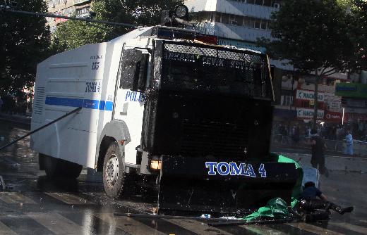 Ankara'da Taksim Gezi Parkı Protestocusu TOMA Altında Kaldı 3