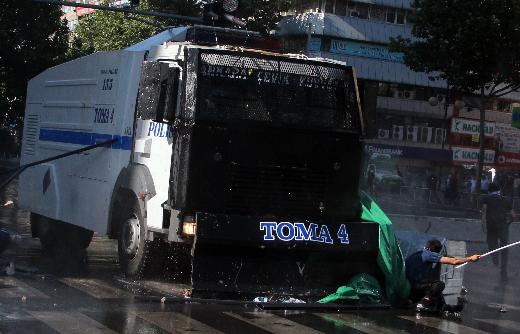 Ankara'da Taksim Gezi Parkı Protestocusu TOMA Altında Kaldı 4