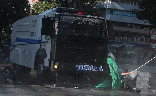 Ankara'da Taksim Gezi Parkı Protestocusu TOMA Altında Kaldı 5