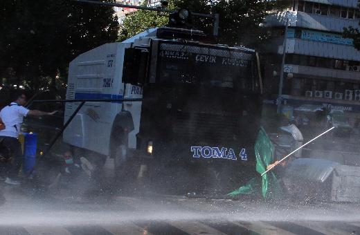 Ankara'da Taksim Gezi Parkı Protestocusu TOMA Altında Kaldı 6