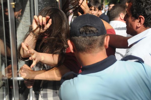 Alperenler'den eylemci kızlara saldırı 10
