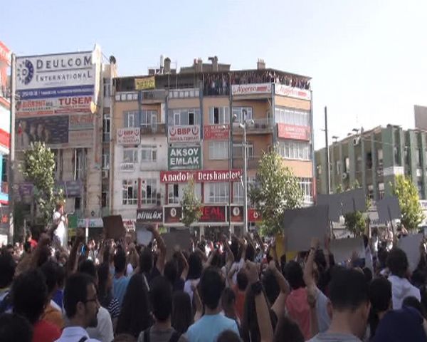 Alperenler'den eylemci kızlara saldırı 11