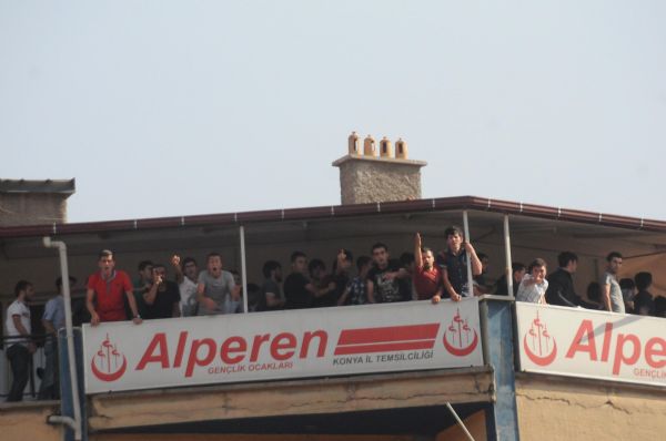 Alperenler'den eylemci kızlara saldırı 13