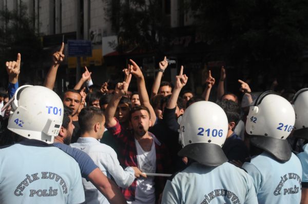 Alperenler'den eylemci kızlara saldırı 14