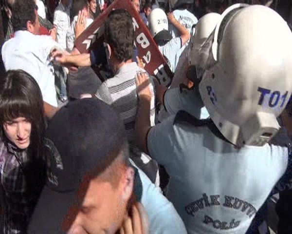 Alperenler'den eylemci kızlara saldırı 17