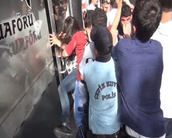 Alperenler'den eylemci kızlara saldırı 6