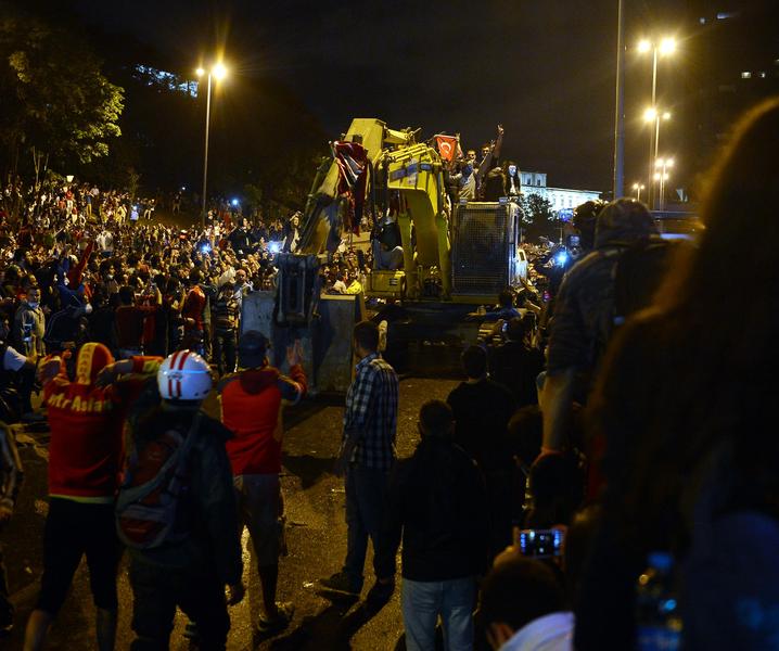 Çarşı Grubu İş Makinasını Böyle Ele Geçirdi! 7