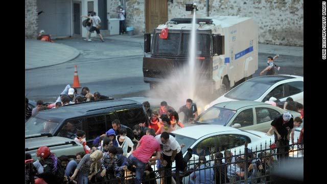 Dünya Basını Taksim Gezi Parkı Olaylarını Böyle Gösterdi 14