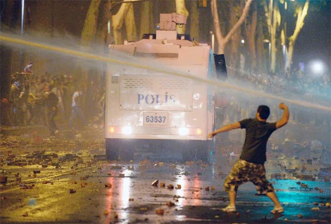 Dünya Basını Taksim Gezi Parkı Olaylarını Böyle Gösterdi 15