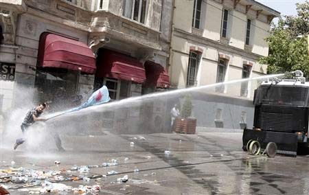 Dünya Basını Taksim Gezi Parkı Olaylarını Böyle Gösterdi 17