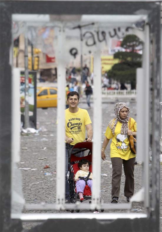 Dünya Basını Taksim Gezi Parkı Olaylarını Böyle Gösterdi 25