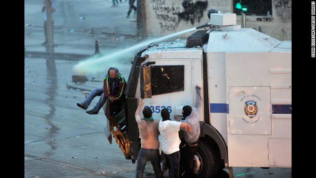 Dünya Basını Taksim Gezi Parkı Olaylarını Böyle Gösterdi 30