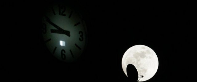 Dünyanın iki uydusu vardı 71