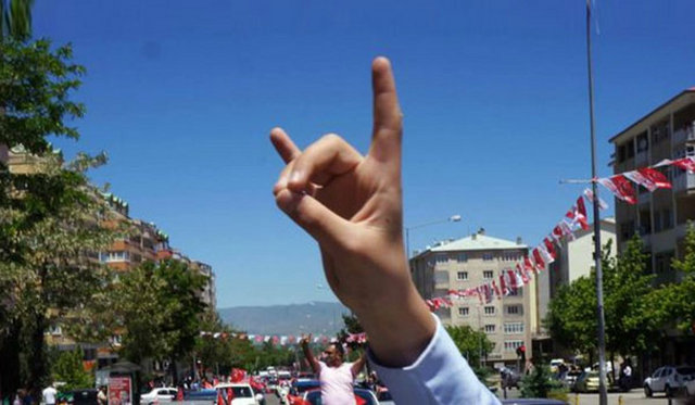 Siyasi gündeme damga vuran işaretler 32