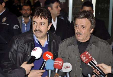 Tatlıses'in sevenleri hastane kapısında 15