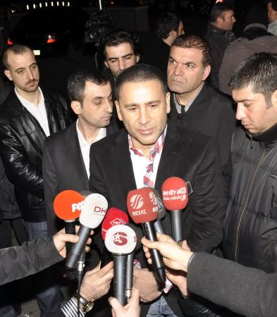 Tatlıses'in sevenleri hastane kapısında 16